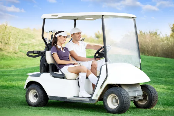 Couple en voiture de golf — Photo