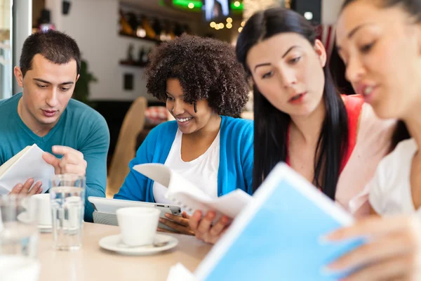 Grupo de estudantes aprendendo juntos — Fotografia de Stock