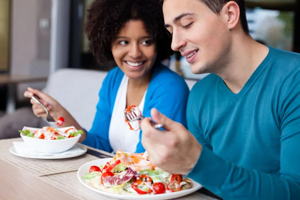 Adorável casal interracial almoçando — Fotografia de Stock