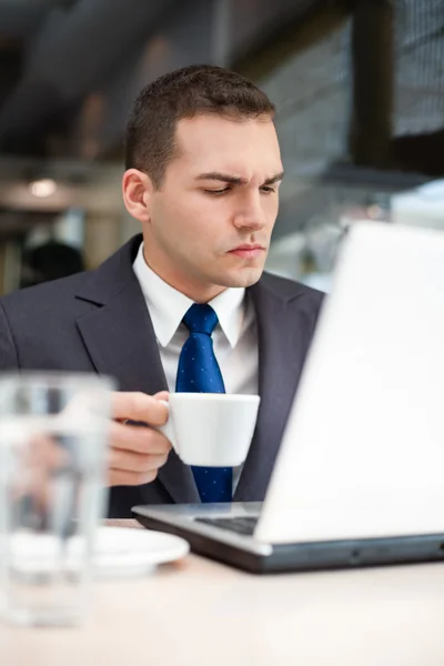 Jovem que trabalha no café — Fotografia de Stock