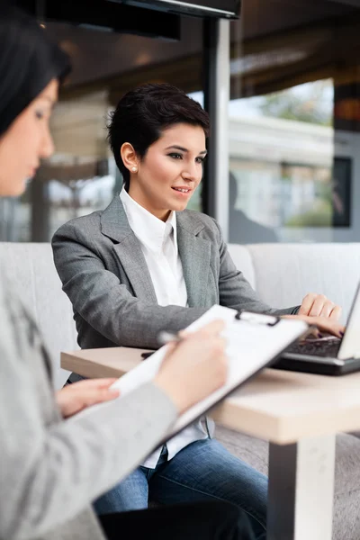 Femmes d'affaires en réunion — Photo