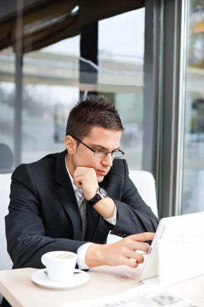 Empresário em uma pausa com seu tablet — Fotografia de Stock