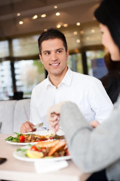 Casal no almoço — Fotografia de Stock