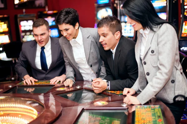 Glada grupp i casino — Stockfoto