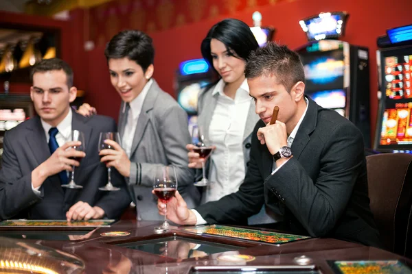 bir kumar zevk gülümseyen genç