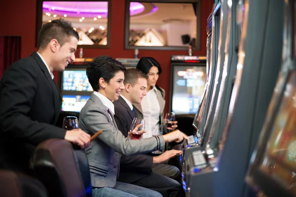 Jonge gokken in het casino op de slotmachines — Stockfoto