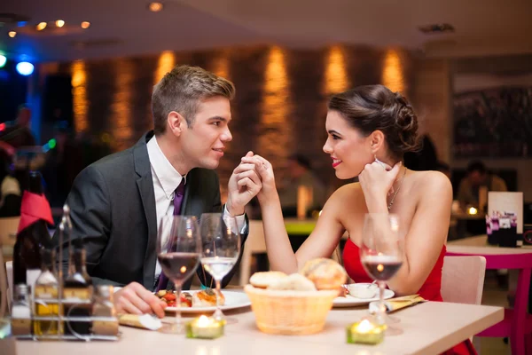 Pareja coqueteando en restaurante — Foto de Stock