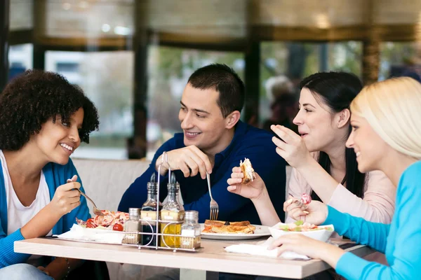 Fröhliche Freunde plaudern beim Mittagessen — Stockfoto