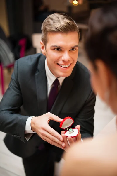 Giovane uomo proponendo alla sua bella ragazza Immagine Stock