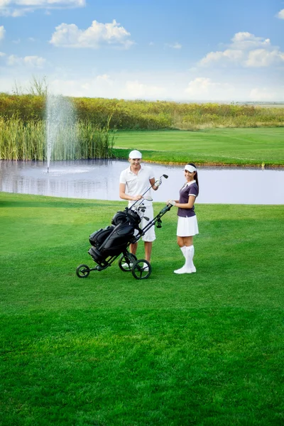 Jong koppel op golfbaan — Stockfoto