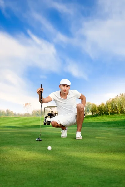 Golfista na golfovém hřišti — Stock fotografie