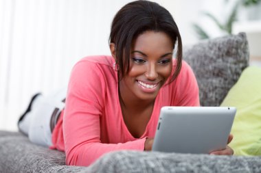 tablet ile Afrikalı genç bayan