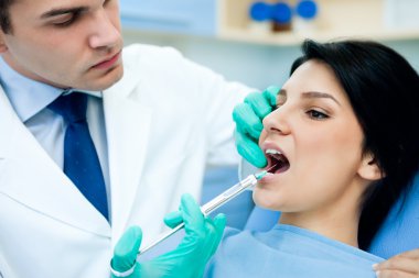 diş hekimi anesthetizing hasta