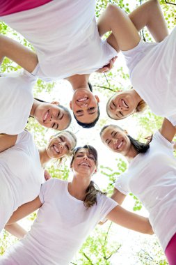 altı kadınların başlarını daire duran