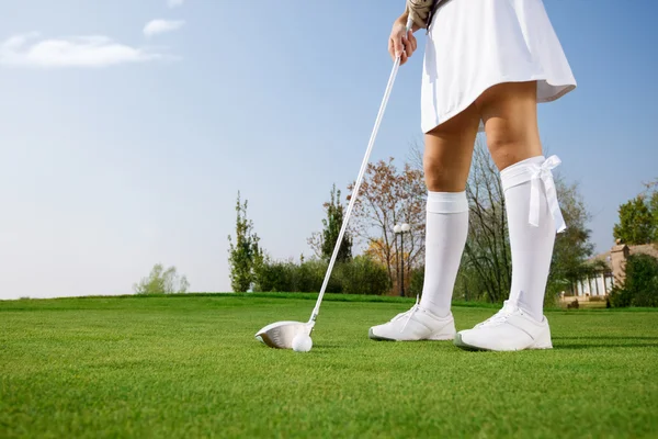 Golfista poniendo pelota de golf —  Fotos de Stock