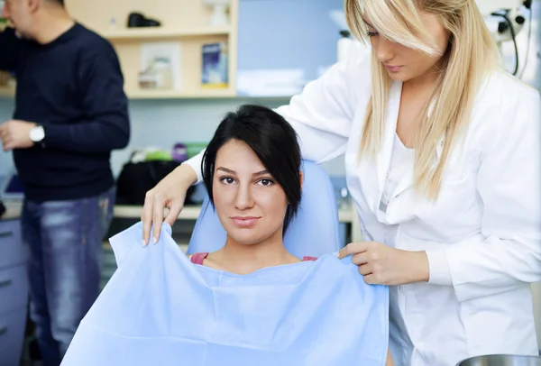 Dentistas assistente e paciente do sexo feminino — Fotografia de Stock