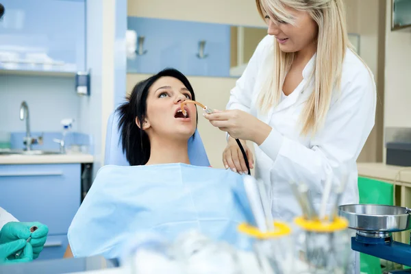 Dentistas que asisten a una paciente femenina — Foto de Stock