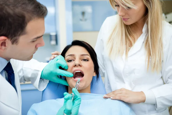 Dentista que dá anestesia — Fotografia de Stock