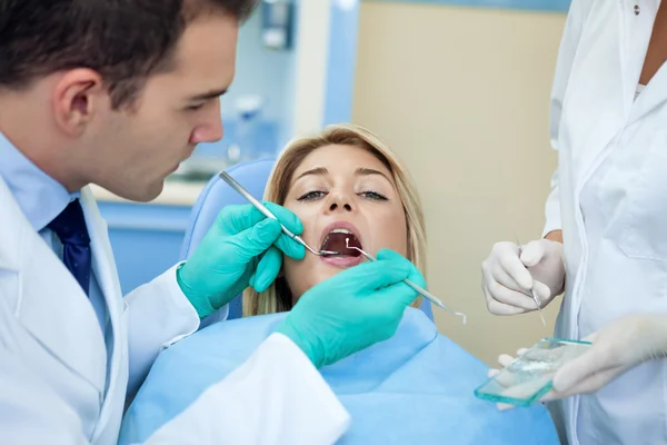 Dentysta pracuje — Zdjęcie stockowe
