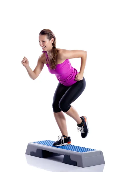 Mujer haciendo ejercicio escalonado — Foto de Stock