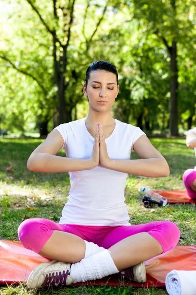 Junges Mädchen entspannen mit Yoga. — Stockfoto