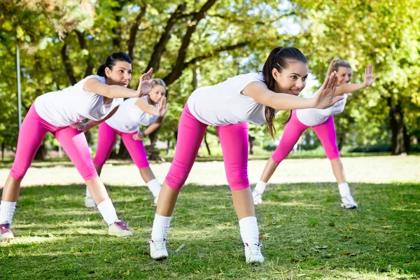 Женщины на занятиях фитнесом — стоковое фото