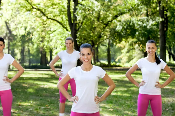 Sporty woman in park — Stock Photo, Image