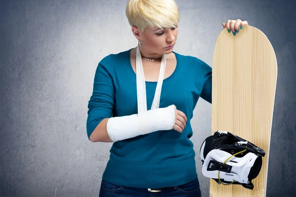 Unhappy snowboarder with broken arm — Stock Photo, Image