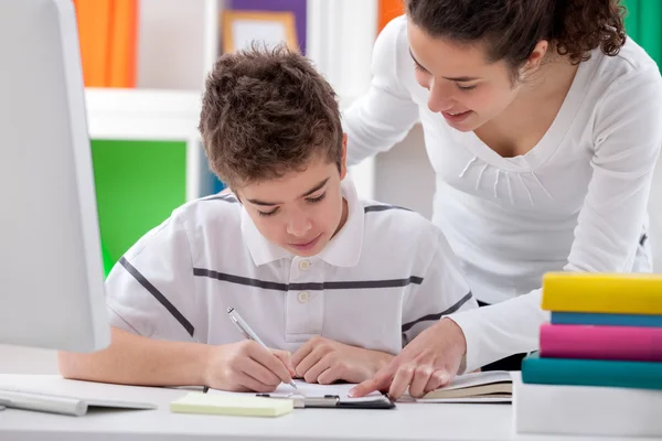 Hausaufgaben mit Schwester machen — Stockfoto