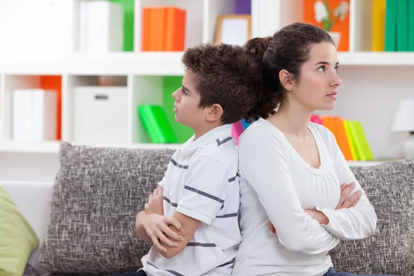 Hermano y hermana discutiendo — Foto de Stock