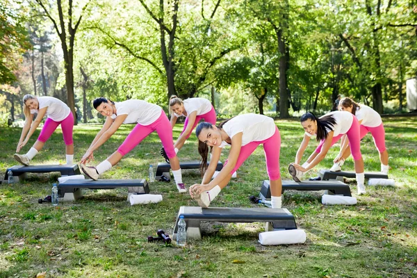 Groupe de femme étirement — Photo