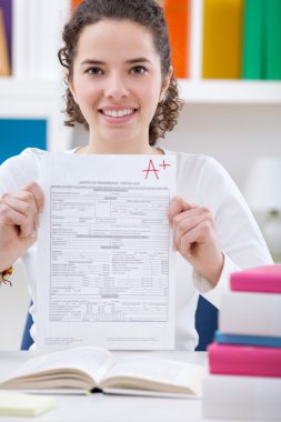 test sonucu ile kağıt tutan genç kız