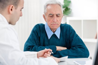 Doktor hastasıyla konuşuyor.