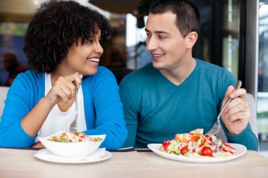 genç bir çift öğle üzerinde