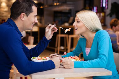 restoranda Romantik Çift