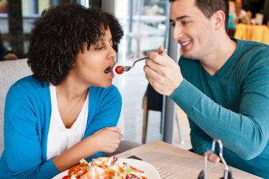 Çift öğle yemeği yiyor.