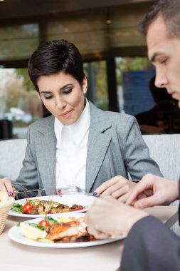 Öğle üzerinde iş kadınları