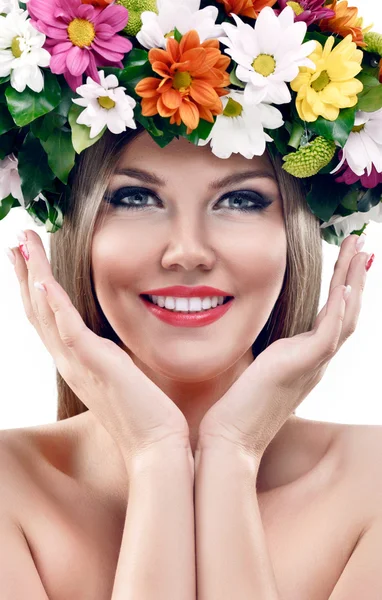 Mulher bonita com coroa de flores — Fotografia de Stock