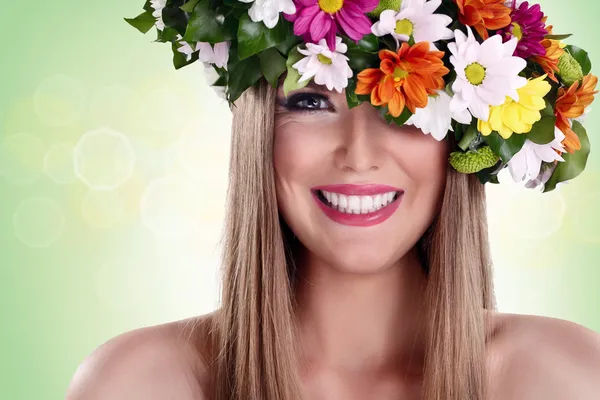 Mujer sonriente con corona de flores —  Fotos de Stock