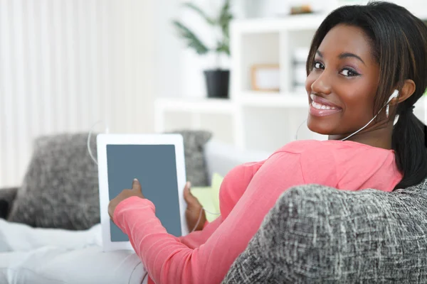 Mulher sorridente apontando em tablet — Fotografia de Stock