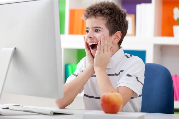 Verrast jongen met computer — Stockfoto