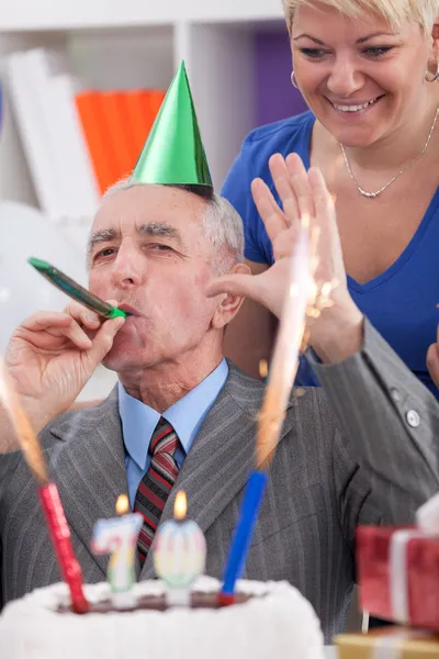 Homem feliz em seu aniversário de 70 anos — Fotografia de Stock