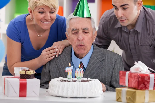 Famiglia insieme soffiando nelle candele — Foto Stock