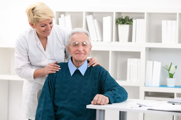 Sjuksköterska wit patienten — Stockfoto