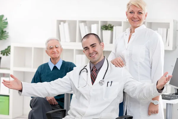 Jonge dokter op kantoor — Stockfoto