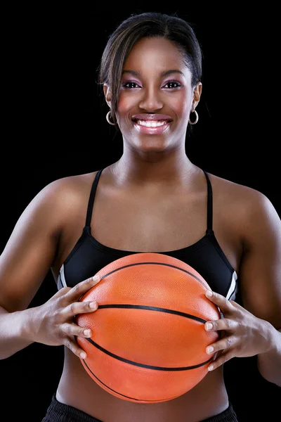 Basketbol ile gülümseyen kadın portresi — Stok fotoğraf