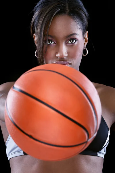 Retrato de mujer sosteniendo baloncesto — Foto de Stock