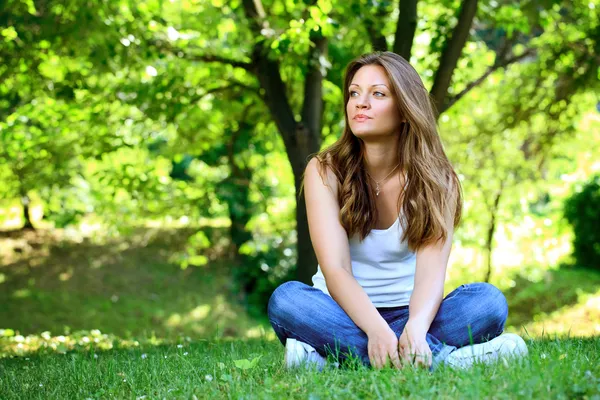 Beautiful girl resting in park — Stock Photo, Image