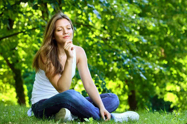 Jeune femme jouissant dans la nature — Photo