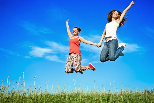 Mutluluk genç kadınlar atlama — Stok fotoğraf
